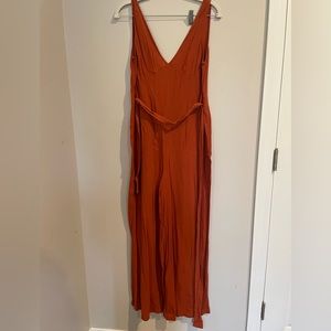 Beautiful orange color jumpsuit, very comfy!!